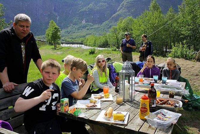 UTEKOS: Grillmaten fall i smak både hjå unge og vaksne.