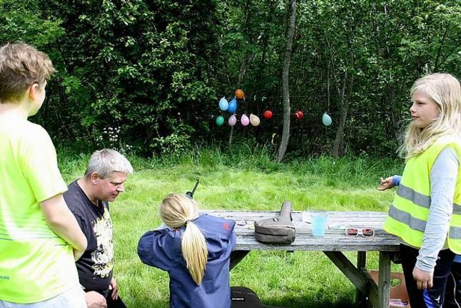 SKYT PÅ BLINK: Amalie får ein av ballongane i sikte.