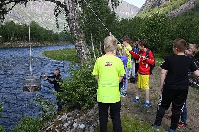 ISKALD FANGST: Elevane ventar spent på den iskalde brusen rett frå elva.