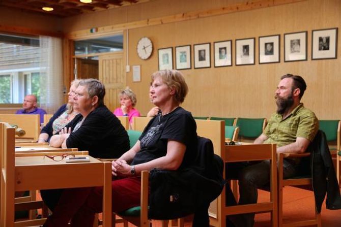 VERTSKAPSROLLE: Bedriftene som er med på prosjektet får ei vertskapsrolle, der det i prinsippet ikkje er å lova å svara veit ikkje når turistar kjem og spør om råd.