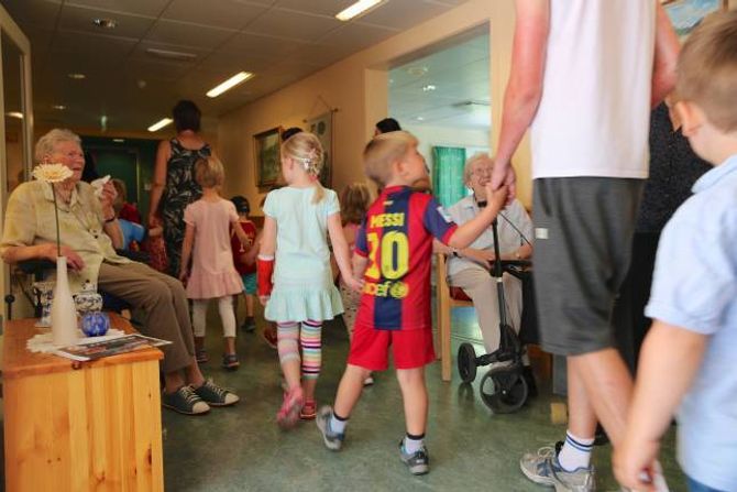 BRUDEFØLGJE: Det var eit langt brudefølgje som fulgte med då Haugane barnehage besøkte ÅBO og song for bebuarane. Det må nesten seiast at til og med sjølvaste Lionel Messi deltok i bryllupet.