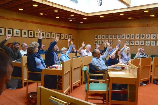 EINIGE: Ordførar Jan Geir Solheim (Sp) passa på å formulere seg slik at alle som ville røysta for meir sakshandsaming og for at folk skal få seie si meining måtte rekke handa i vêret.