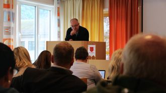 TV: Hilmar Høl (Ap) stilte Geir Hilmar Sandvik spørsmål om han ikkje hadde TV i hus.