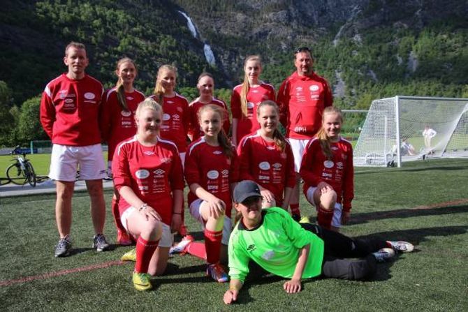 BETALAR SEG: Investeringa betalar seg. Jente-laget gjer på ingen måte skam på draktene og tek ferie på toppen av tabellen. Trenar Dag Arne Helland står bak til venstre, medan Ole Petter Holmen er bak til høgre.
