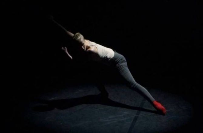 DANSEKUNST: Berit Einemo Frøysland under stykket "Forever ago" med koreografi av Eytan Sivak.