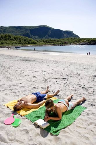 KONSEKVENSAR: Ingenting er som late dagar i varm sommarsol. Men hugs at refleksjon av solstrålane i vatn og sand gjer deg ekstra utsett for å bli solbrent.