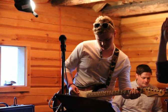 DREVEN MUSIKAR: Gitarist Andreas Aannevik leverte gnistrande gitarsoloar og solide bluesriff.