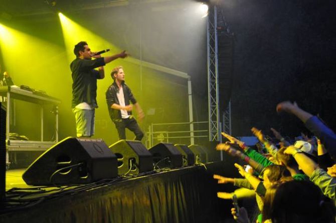 LAGA LIV: Robin & Bugge skapte meir enn god stemning, og publikum sang med.