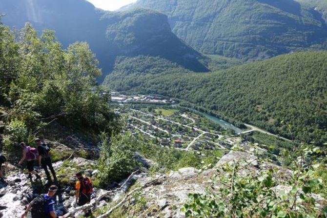 FLOTT UTSIKT: På vegen frå Trondteigen til Bergastølen kunne deltakarane nyte utsikta i finvêret.