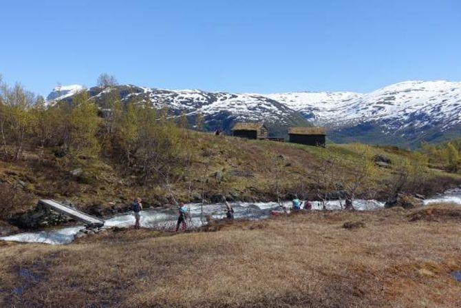 GRAVDALEN: Turgåarane kryssar Gravdøla ved stølen i Gravdalen.