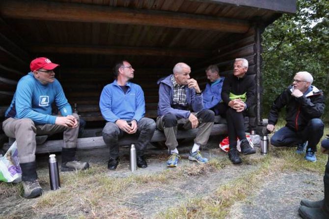 SAMHOLD: Det er eit eige samhold for folk som driv med fiske eller jakt. Og det er vel heller obligatorisk med eit par skrøner. Her frå gapahuken ved Hæreidselva i samband med fiskestarten sommaren 2015.
