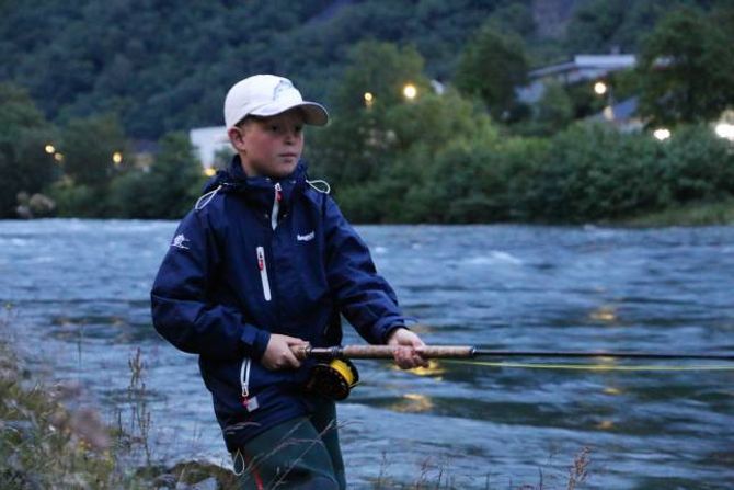 YNGSTEMANN: Sigve Saur Midtun (10) er her i gong med sin andre sesong. Han er veldig glad i å fiska, fortel han.