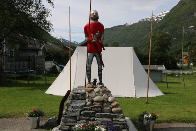 250 timar: Å skjera ut denne statuen tok 250 timar. 15. juni 2014 vart statuen avduka.