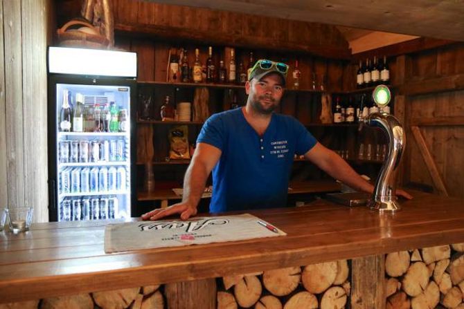NYTT TILBOD: Etter at han kjøpte Svalheim Gard har han nytta tida godt. Våningshuset er no gjort om til ein pub og bar.