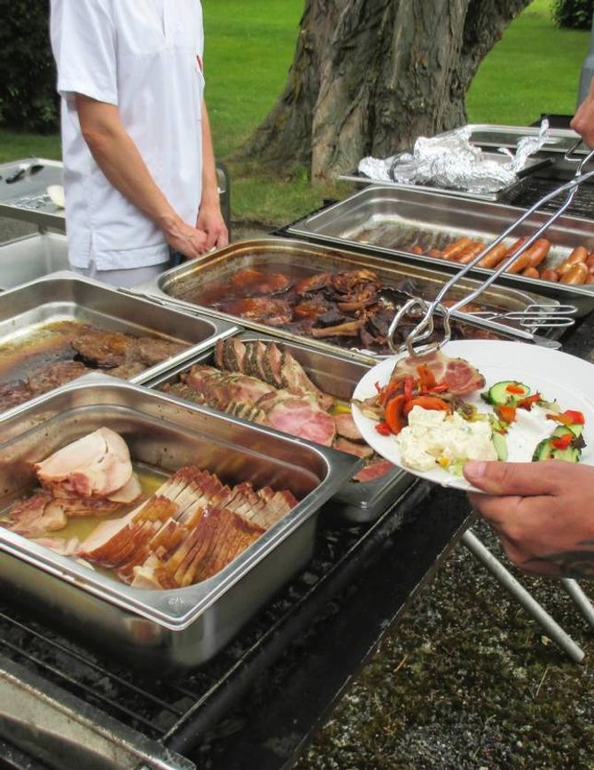 GRILLFEST: Brita Tønjum og teamet hennar diska opp med nydeleg grillmat.