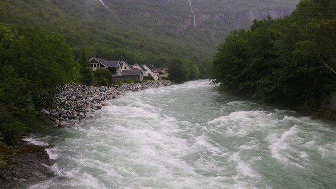 SIKRING: I Ålmennhagen, som er ein utsett stad i Årdal, er det gjort flaumsikrande tiltak sidan flaumen i haust.