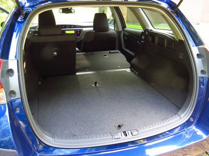 SOM I AVENSIS: Auris har like stort bagasjerom som den større Avensis – men plassen i baksetet er mindre.