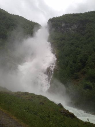MEKTIG: Slik såg Hjellefossen ut måndag kveld. Eit mektig skue.