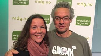 PÅ GANG: Varaordførar Sandra Opheim for Miljøpartiet de grønne håpar kommunen finn finansiering for ladestasjonar i Årdal. Her saman med stortingsrepresentant for partiet, Rasmus Hansson. Privat arkivfoto