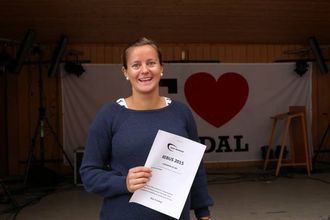 PRESTISJETUNG REBUS: Komitemedlem Inghild Lysne Sanden fortel at det ligg mykje prestisje i å vinne bilrebusen under Kom Heimatt-arrangementet.