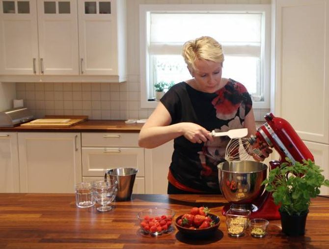 IKKJE MANGE REISKAPANE: Tove Holter brukar kjøkkenmaskin, slikkepott og sleiv, ikkje iskremmaskin, når ho lagar iskremmassen.