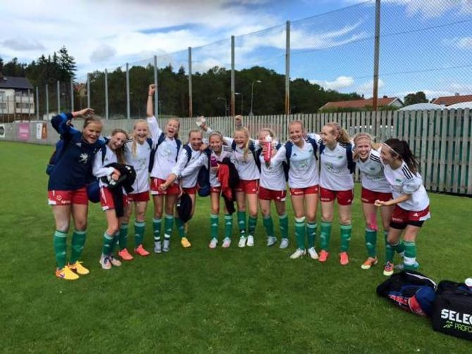 JUBEL: Jentene var sjølvsagt letta og svært glade då dei nådde målet om A-sluttspel i Gothia Cup.