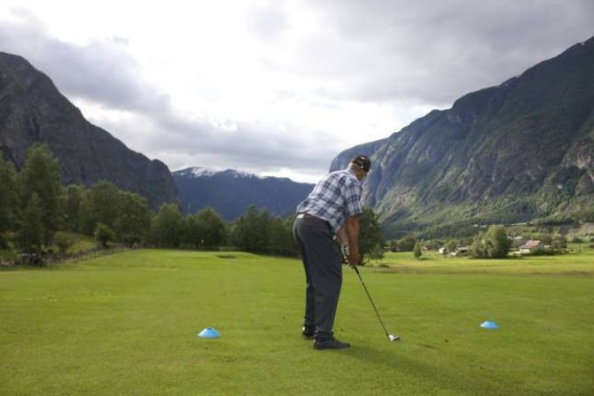 FLOTTE OMGIVNADER: Dei som tek turen til golfbana på Ljøsne får moglegheita til å spele i flotte omgivnader.