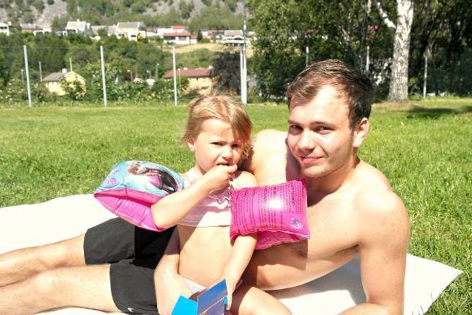 Hans Jørgen Bjørvik på 20, med dattera Othelia på fanget.