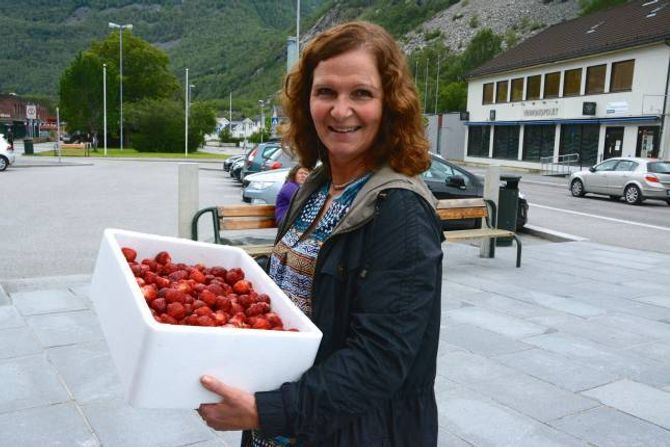 SMAK AV SOMMAR: Gro Fretland sikrar seg ei kasse med jordbær før det var tomt.