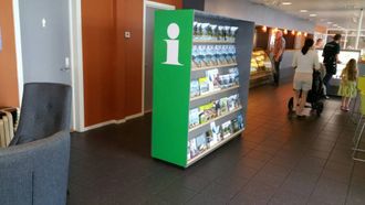 INFORMASJON: Denne brosjyrehylla er ein del av den nye ordninga med turistinformasjon på Utla Kafé og Bar. Arkivfoto
