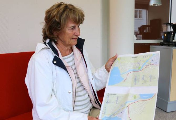 MARKERTE FEILA: Gunvor Nordås, leiar i Årdal Gålag, har markert alle feil ho fann på kartet over Øvre Årdal og Årdalstangen.