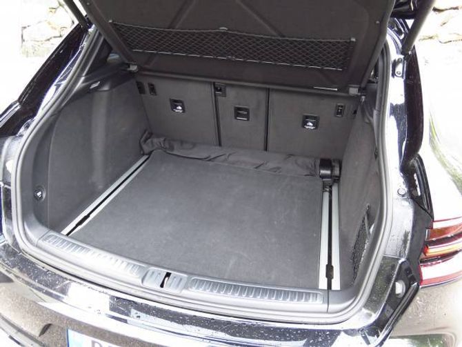 SKJENER I GOLVET: Bagasjerommet i Macan tek 500 liter. Det er 40 liter mindre enn ein Audi Q5 klarer.