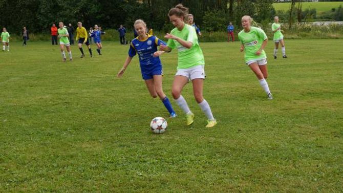 I BLÅTT: Jenter 15/16år på ÅTIL 2 der Kaia Røneid kjempar om ballen mot spelarane frå Tertnes måndag.