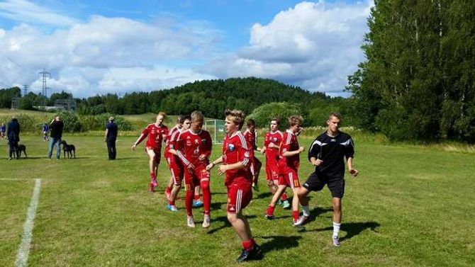 KLAR TIL KAMP: Gutar 16 ÅTIL 1 gjer seg klare til kamp mot Blindheim Svart under Norway Cup 2015.
