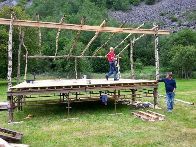 UTESCENE: Utescena under Skåri Utladalen tek form i desse dagar. Magne Folven (f.v) monterer, medan Helge Øren inspiserer slik at alt blir rett.