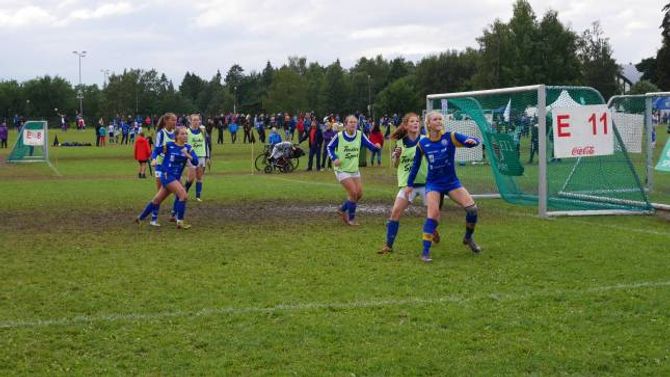 FARLEG PÅ MÅL: Etter eit langt innkast, er det her like før Andrea Ødegård Syrrist (f.h) sett ballen i mål. Olaug Marie Aalen er også på plass inne i feltet.