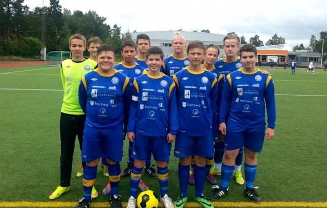 MØTTE NABOBYGDA: Gutar 16 år på ÅTIL 2 møtte Bjørn 2 under 16-delsfinalen i B-sluttspelet onsdag. Oscar Skjerping (f.v), Hans Skogli, Emil Hillestad, Sture Hovland, Albert Hæreid, Vegard Strand, Jakob Hovland, Ivar Skogli, Sigurd Hovland, Håkon Hollevik og Tobias Herstad.