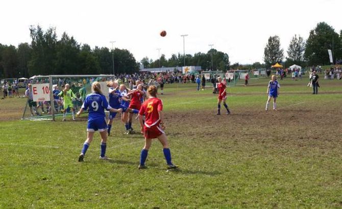 KJEMPAR: Jenter 16 på ÅTIL 1 ein kjempar om ballen mot nesningane under 8-delsfinalen på Norway Cup.