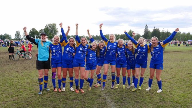 KLARE FOR SEMIFINALE: ÅTIL 1 har med siger over Manglerud Star sikra seg plass i semifinalen i A-sluttspelet mot Kolbotn fredag. Hrafnhildur Sverrisdottir (f.v), Emma Jarstadmarken, Martine Låksrud Øyre, Synne Haug, Marte Hestetun, Astrid Fossen Bolstad, Andrea Ødegård Syrrist, Olaug Marie Aalen, Kristin Dvergedal, Camilla Nundal og Elida Madslien.