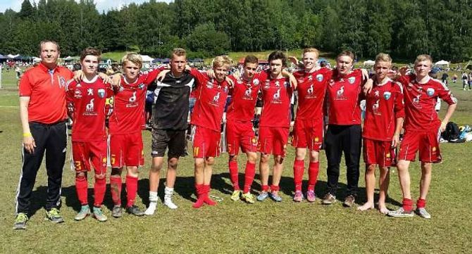 TROPPEN PÅ ÅTIL 1: Trenar Ronny Rinde (f.v), Sander Breivik, Eirik Bolstad, Simen Skjerven, Andreas Reseland, Ola Seim, Mats Kauppi, Jørgen Seglem, leiar i fotballgruppa til ÅTIL Kjell Kauppi, Mathias Rinde og Benjamin Alme.