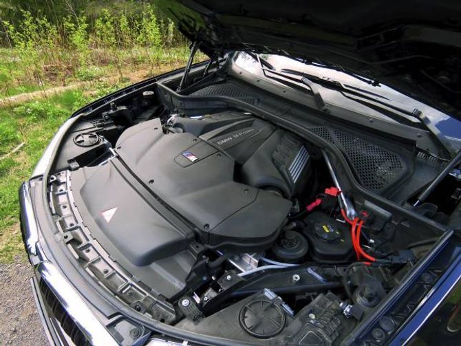 STERK: Ti radiatorar sørgjer for å halde den turbolada V8-aren kald når han pumpar ut 575 hk og 750 Nm i dreiemoment.
