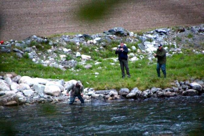 FISKAR: Kong Harald får her fisk på kroken i Lærdalselvi.