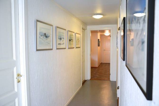 FIRE KUNSTNARAR - EITT GALLERI: I ein kjellar i Øvre Årdal, kan du smette inn for å få deg ei pause frå kvardagsmaset.