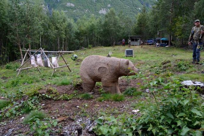 LAGAR BANE: Eikþyrnir Bogeskyttarlag har no fått på plass 13 3D-dyr på Mjøen, men det skal blir fleire.