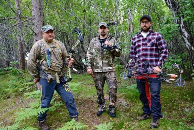 I SKOGEN: Eikþyrnir Bogeskyttalag vart starta opp i vår. Utan støtte frå bankane i Årdal, Årdal Jeger og Fisk og private midlar hadde dei ikkje hatt moglegeit til å få på plass desse dyra som blinkar. Attila Madocs (f.v), Per Johnny Teigen og Henrik Styve.