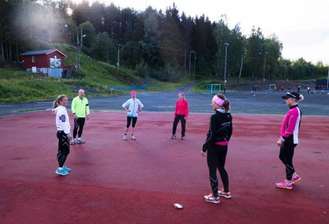 TREN RIKTIG: Trenar Jorild Eiksund i Tren For Livet (til venstre) forklarer laupegruppa kvifor riktig teknikk er viktig. Vidare i ring frå venstre: Michael Hughes-Espedal, Louisa Hughes-Espedal, Sissel Mathisen, Ann-Kristin Stokke og Monica Gulbrandsen.