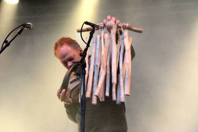 ALTERNATIVT: Karl Seglem tok i bruk mellom anna dette treinstrumentet, for å ta publikum med på ei reise gjennom naturen.
