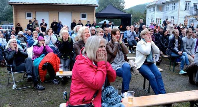 INKLUDERTE PUBLIKUM: Med klapp og stemmeband får Seglem med seg publikum inn i musikken.