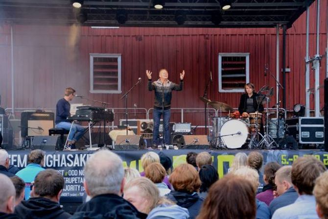 BUKKEHORN I SENTRUM: På tangentar Lars Jakob Rudjord frå Farsund, Karl Seglem og Kåre Opheim frå Voss på trommer. Seglem krydra musikken ved å lesa mellom anna frå dei sjølvlaga diktbøkene "Kvit frekvens, stille spor" og "Stilla er ein åker".