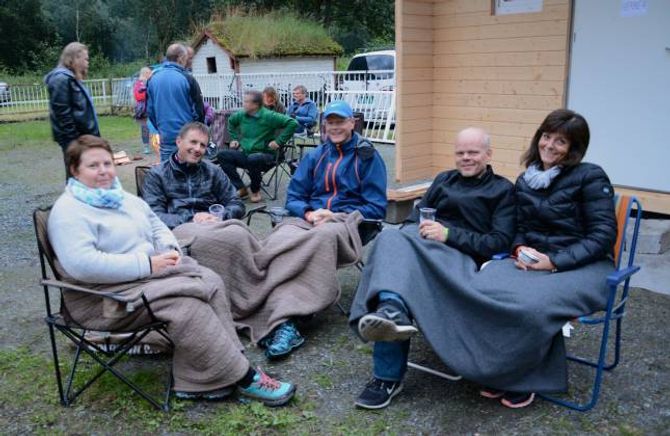 BUDD: Mona Nytun (f.v), Einar Fossøy, Bjørn Inge Morland, Geir Einan og Oddny Karin Børtnes etter konserten med Karl Seglem på Svalheim gard.